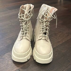 Women's Lace-Up Boots - Cream